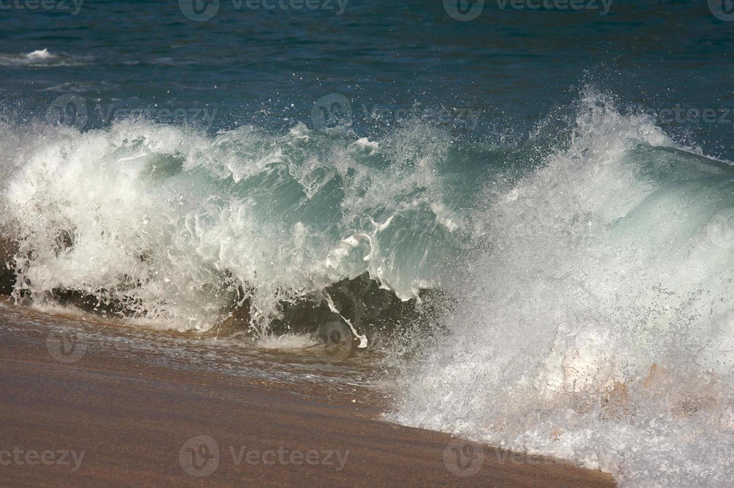 dramatische Shorebreak-Welle foto