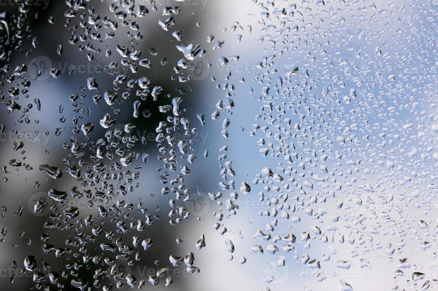 Regentropfen auf Fenster foto