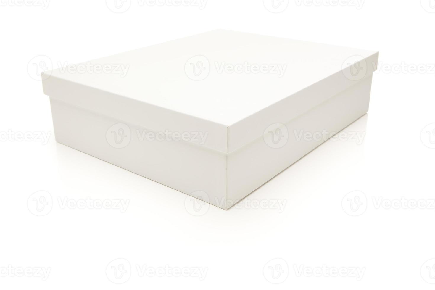 weiße Box mit Deckel auf Hintergrund isoliert foto