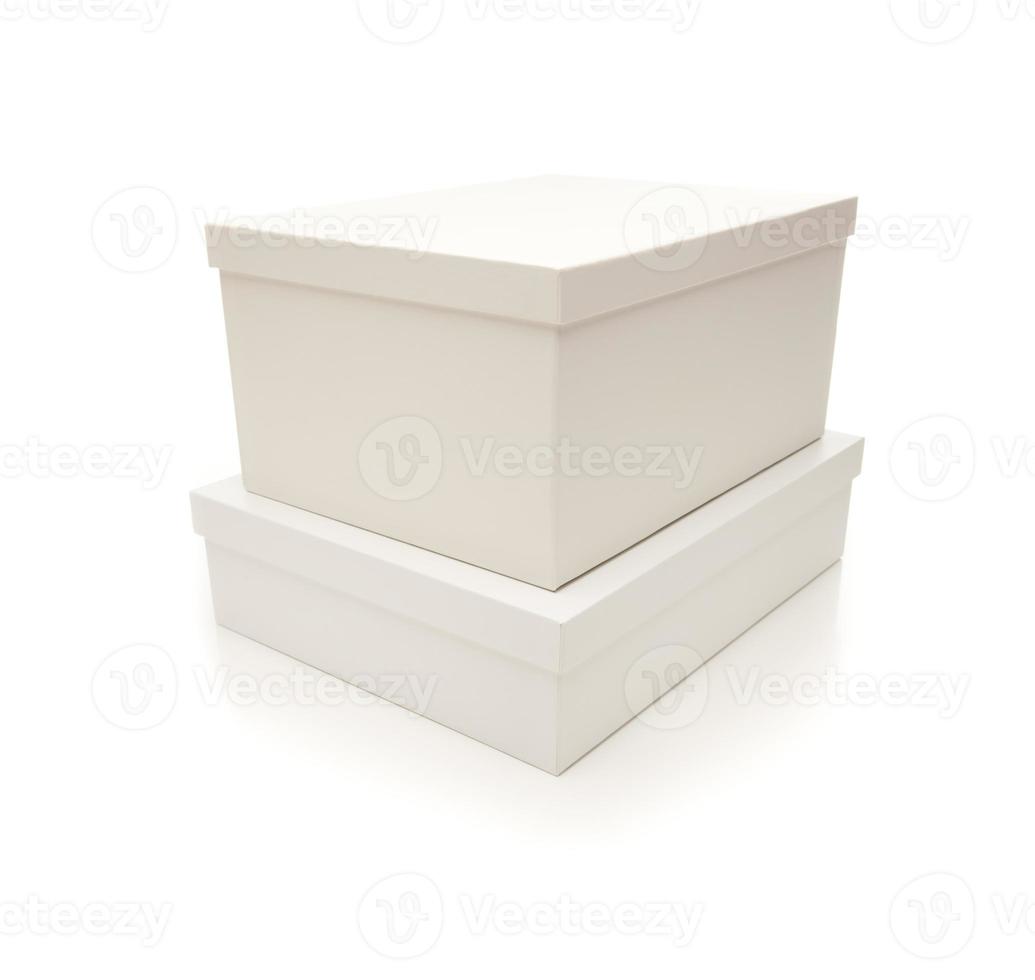 gestapelte weiße Kisten mit Deckel auf Hintergrund isoliert foto
