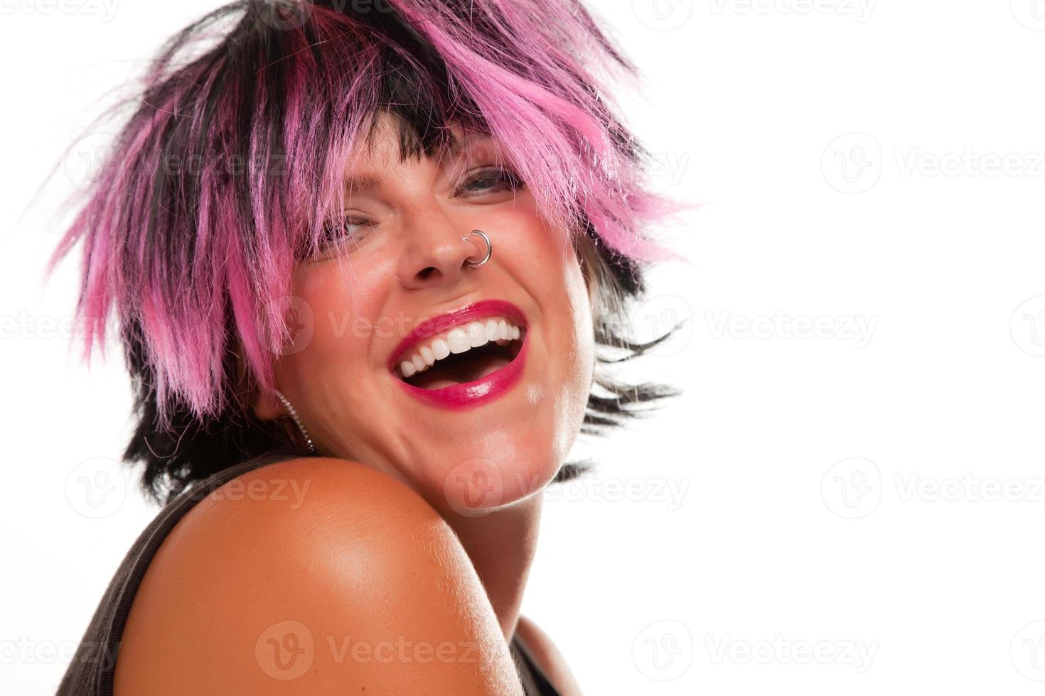 rosa und schwarzhaariges Mädchenporträt foto