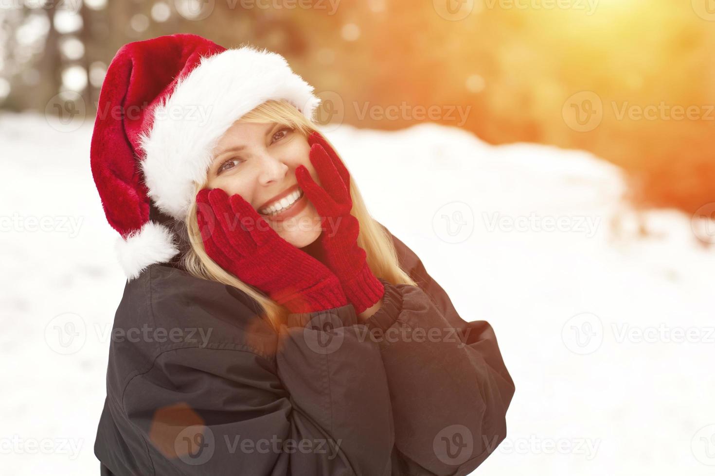 attraktive weihnachtsmütze mit blonder frau, die spaß im schnee hat foto