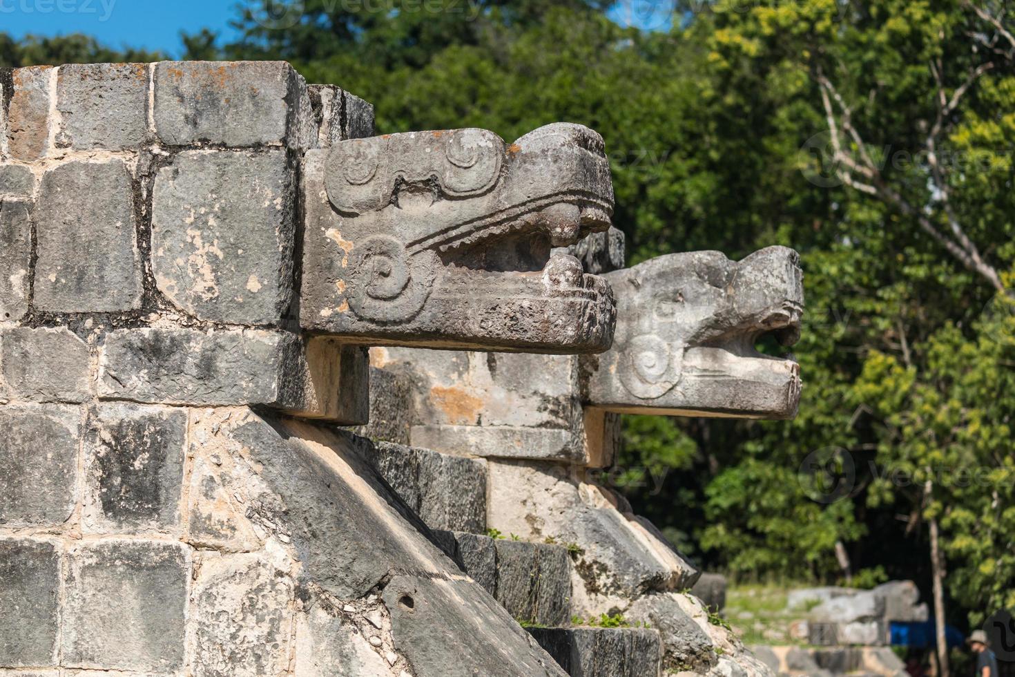 Maya-Jaguar-Galionsfigur-Skulpturen an der archäologischen Stätte in Chichen Itza, Mexiko foto