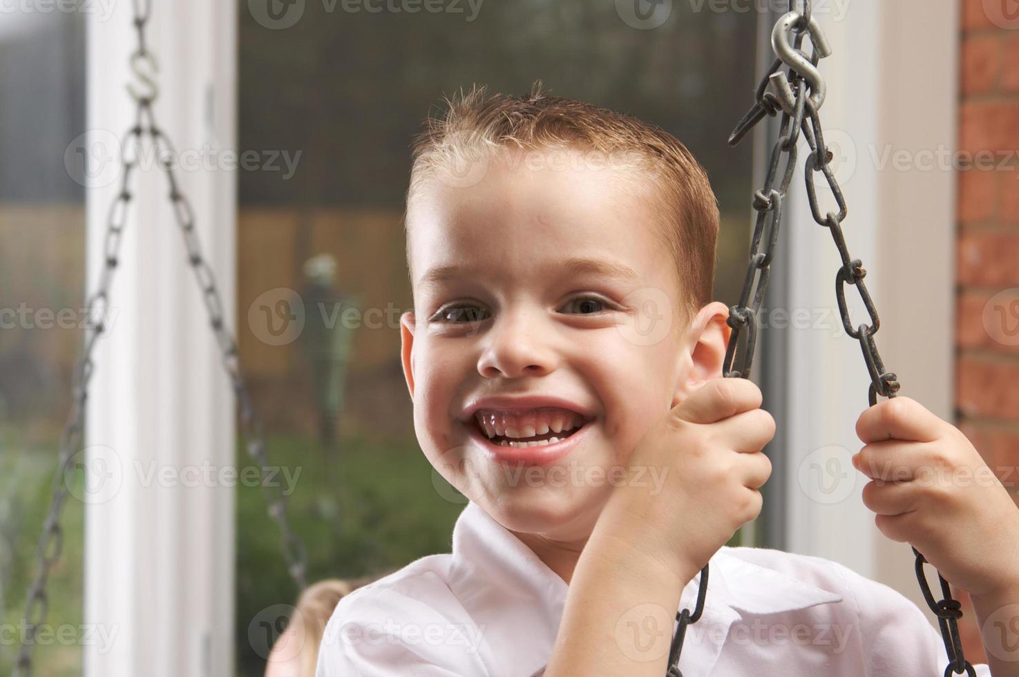 entzückender kleiner Junge lächelt foto