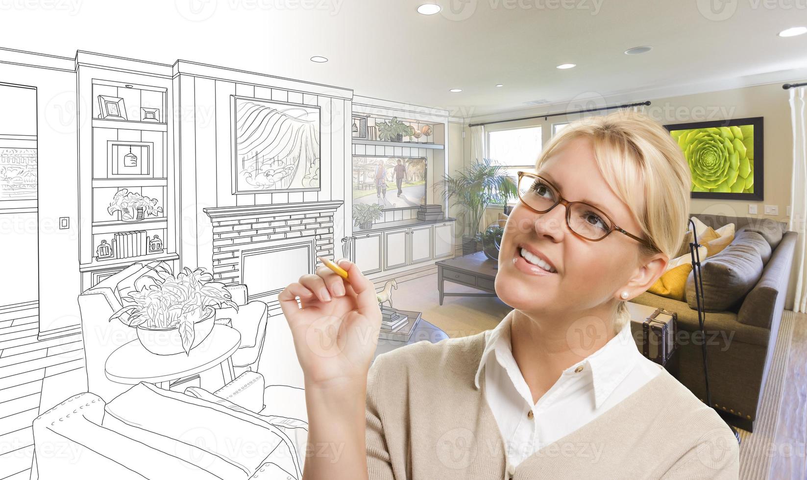 Frau mit Bleistift über Entwurfszeichnung und Foto des Wohnzimmers