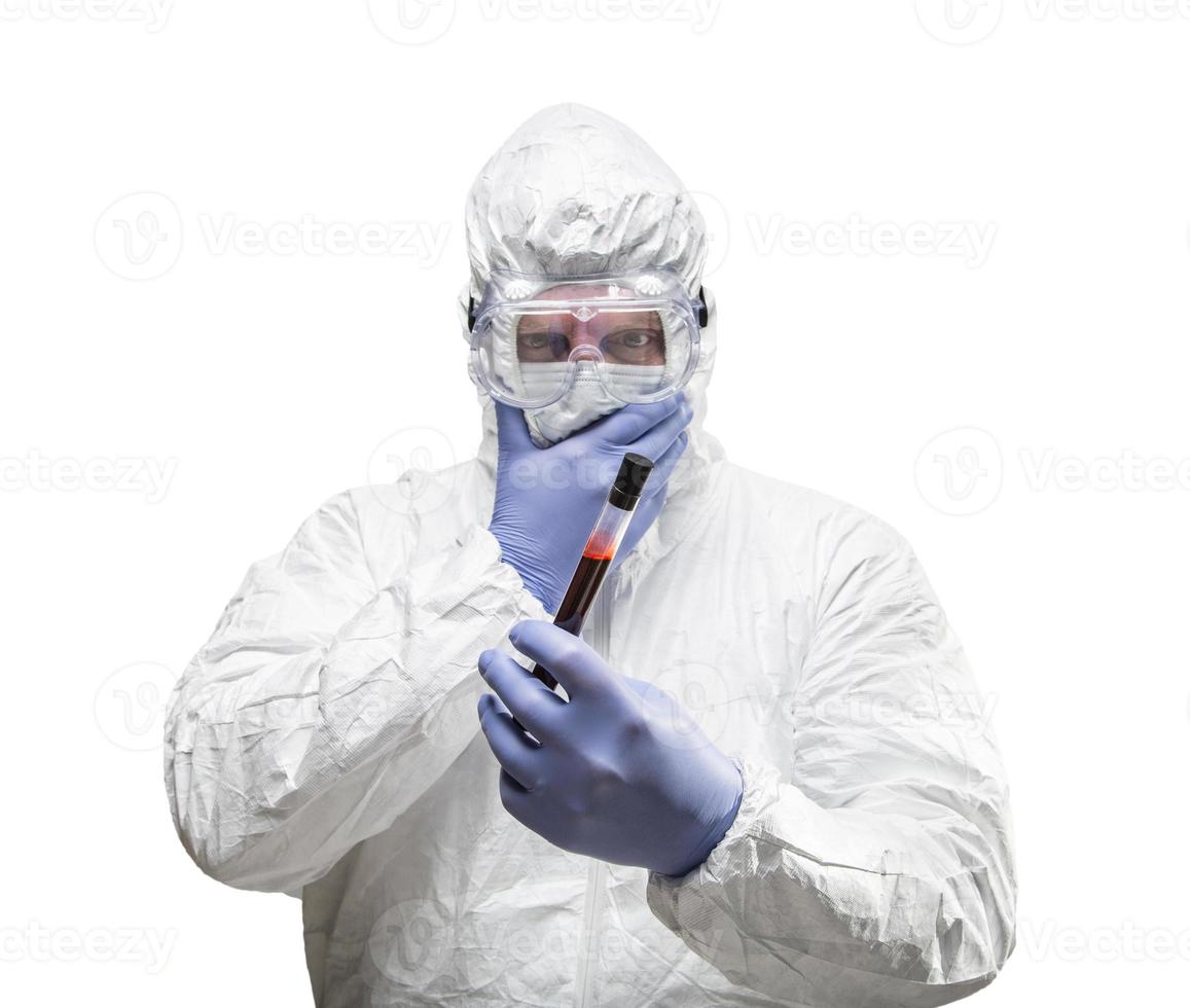 Mann mit Hazmat-Schutzkleidung, der ein Reagenzglas hält, das mit Blut gefüllt ist, isoliert auf weißem Hintergrund. foto