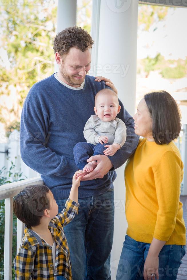 junges chinesisches und kaukasisches familienporträt der gemischten rasse foto