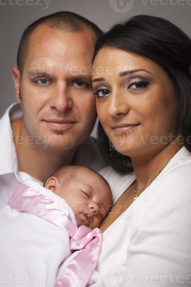 junge familie der gemischten rasse mit neugeborenem baby foto