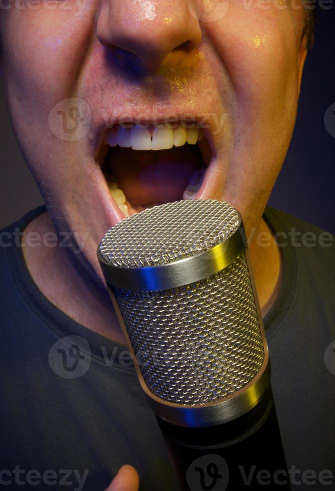 Sänger und Mikrofon foto