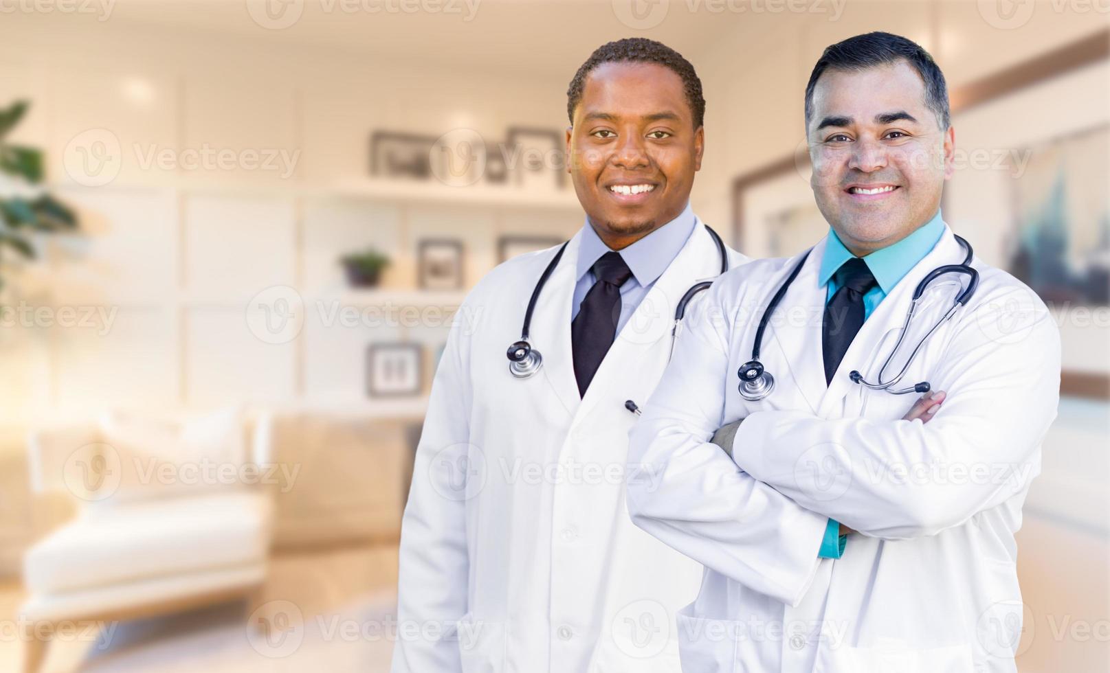 afroamerikanische und hispanische ärzte oder krankenschwestern, die im büro stehen foto