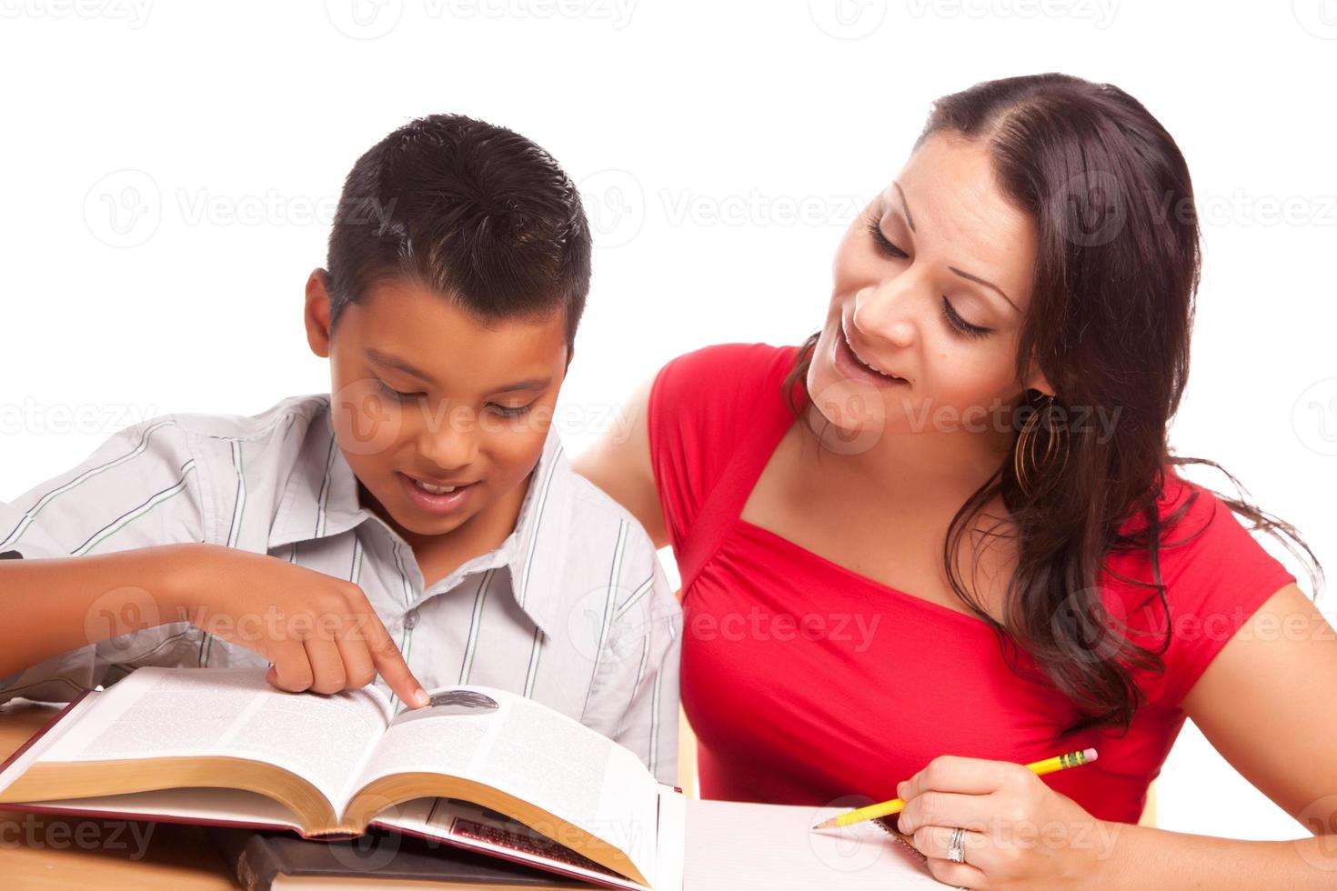 attraktive hispanische mutter und sohn studieren foto