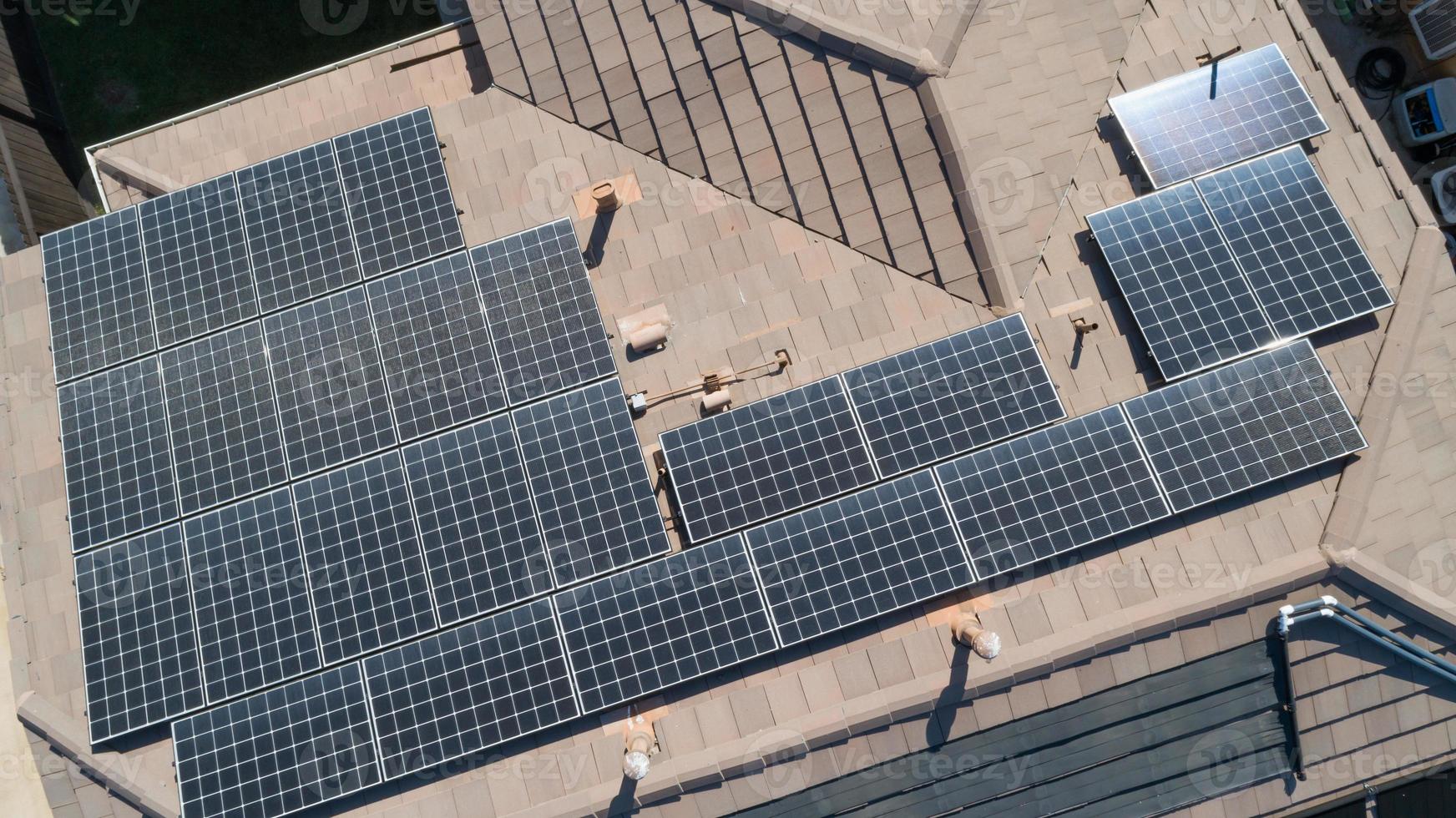 Sonnenkollektoren auf dem Dach eines großen Hauses installiert foto