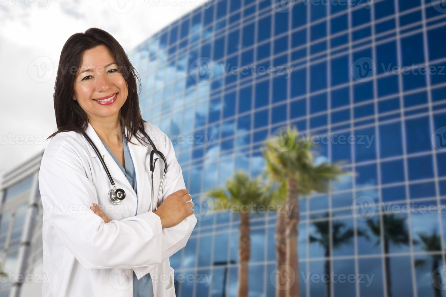 attraktiver hispanischer Arzt oder Krankenschwester vor dem Gebäude foto