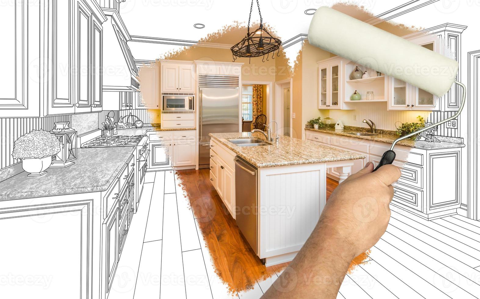 Vorher und Nachher von Man Painting Roller, um neu gestaltete Küche unter Bleistiftzeichnungsplänen zu enthüllen. foto