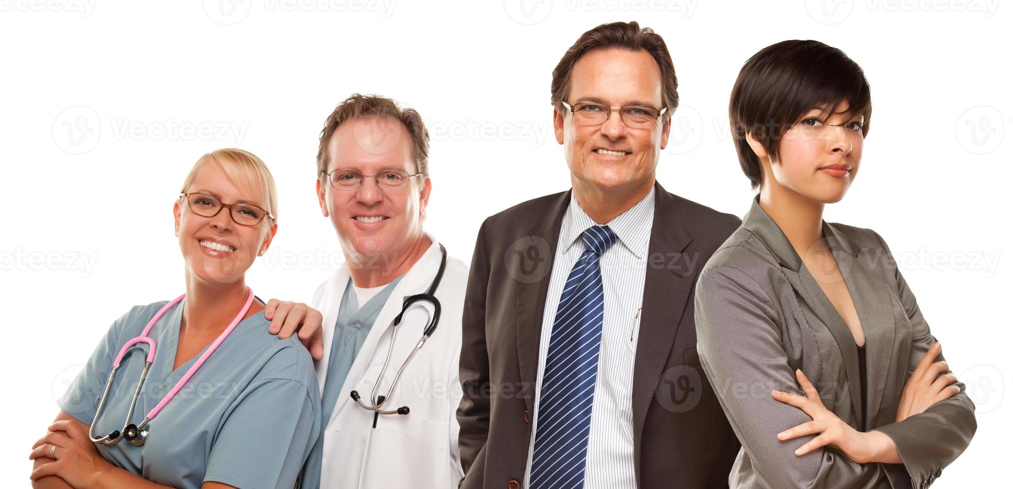Mischlingsfrauen und Geschäftsmann mit Ärzten oder Krankenschwestern foto