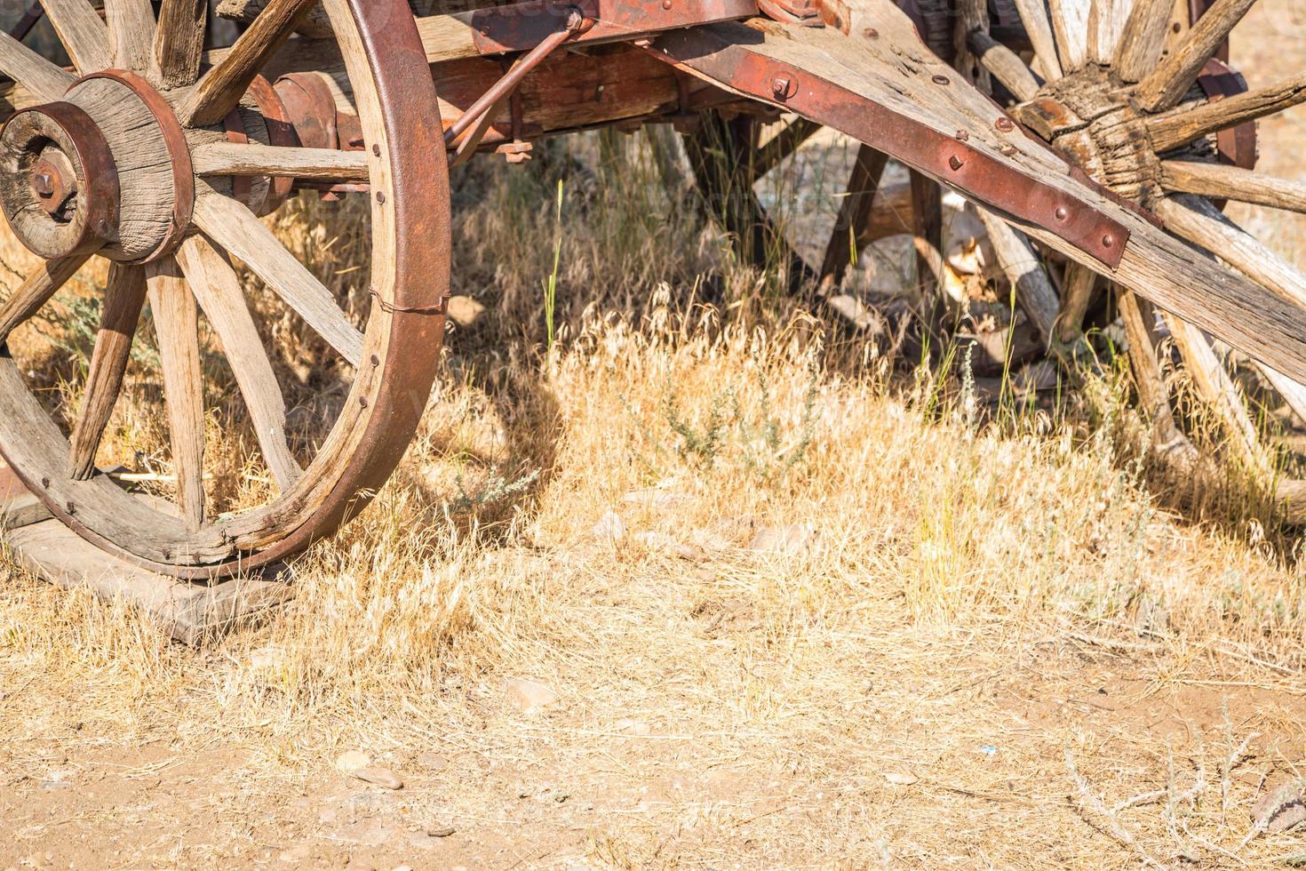 Zusammenfassung von alten antiken Holzwagen und Rädern. foto