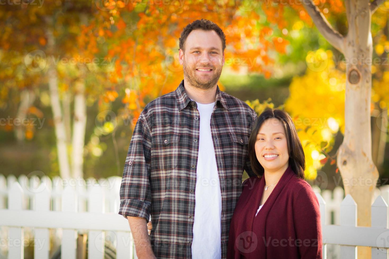 Herbstporträt im Freien von chinesischen und kaukasischen jungen erwachsenen Paaren. foto