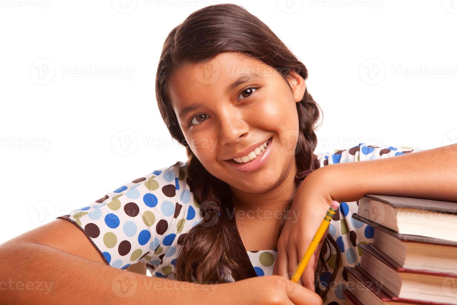 hübsches lächelndes hispanisches Mädchen, das studiert foto