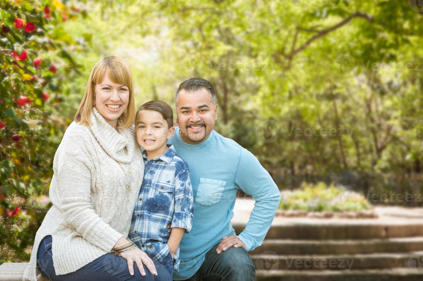 Hispanisches und kaukasisches Familienporträt gemischter Rassen im Park foto