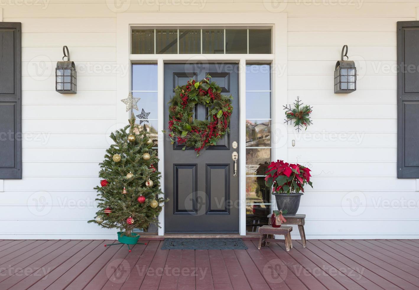 Weihnachtsschmuck an der Haustür foto