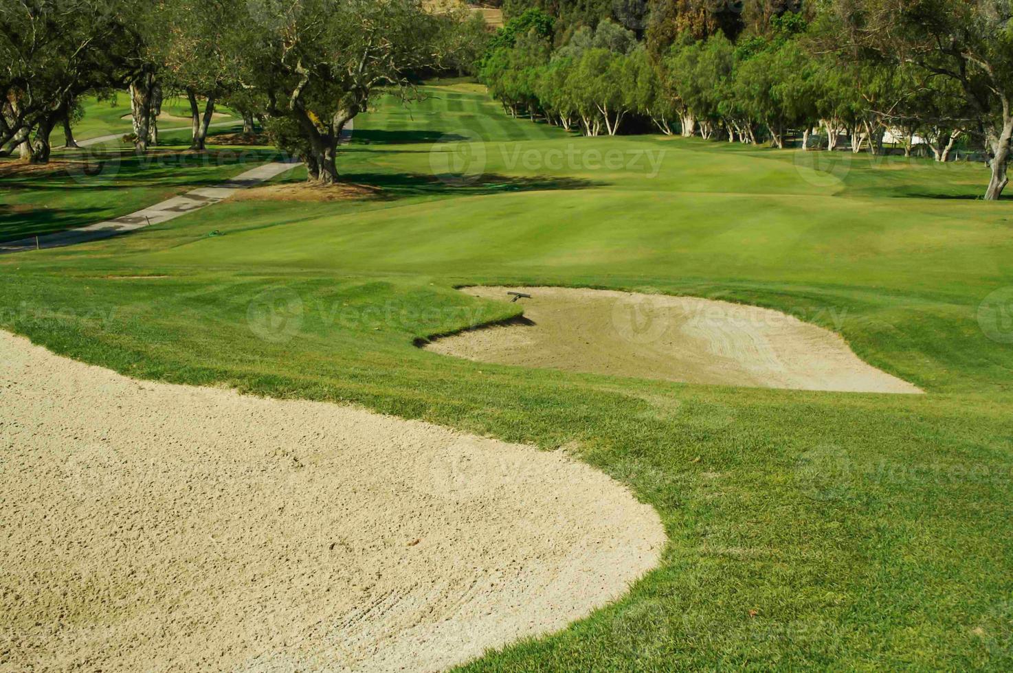 szenischer Golfplatz Fairway und Grün. foto