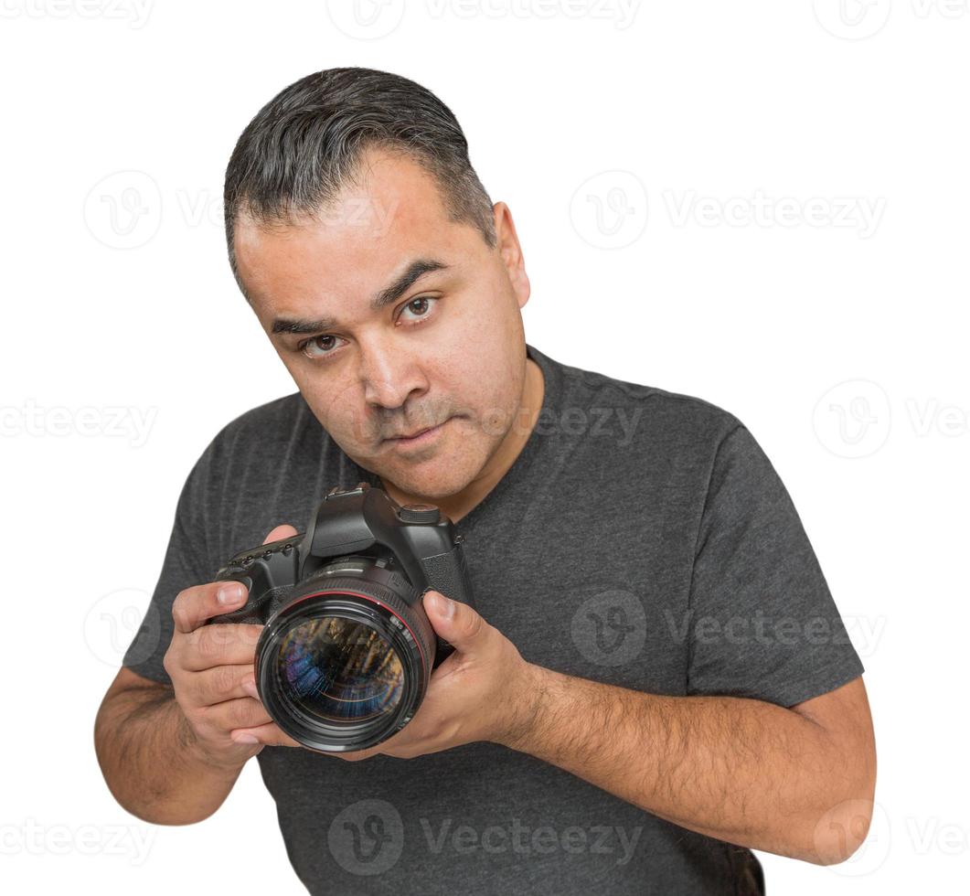 hübscher hispanischer junger Mann mit Dslr-Kamera lokalisiert auf einem weißen Hintergrund. foto