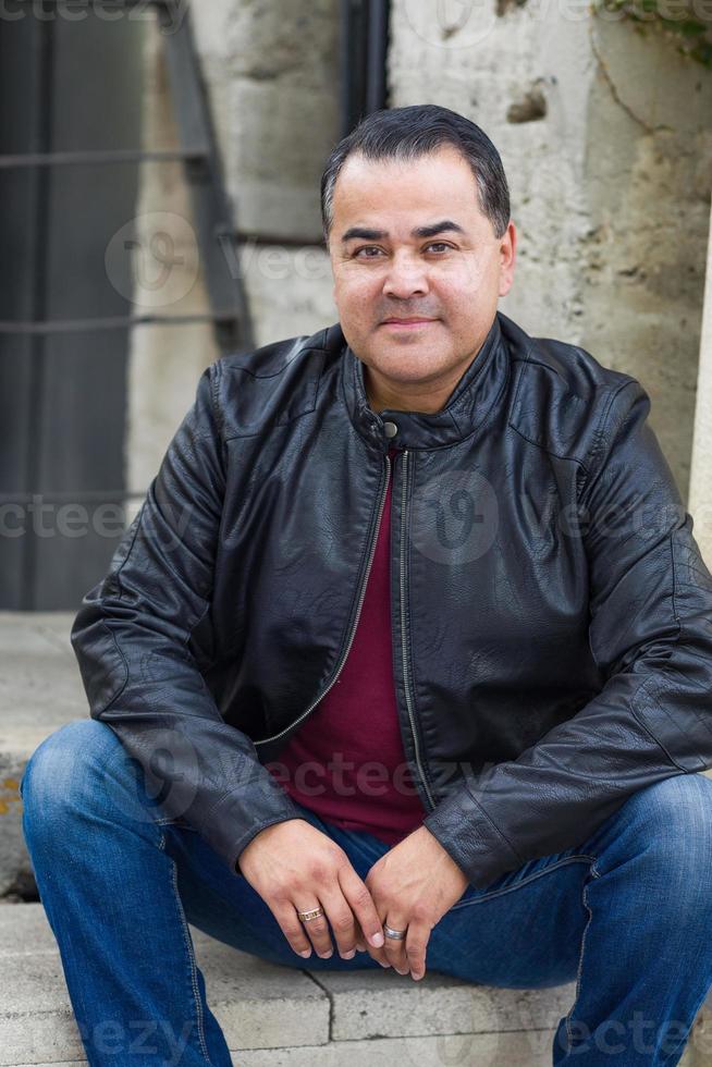 Headshot-Porträt eines gutaussehenden hispanischen Mannes foto