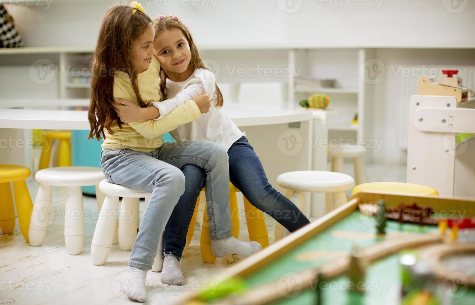 Zwei beste Freundmädchen zusammen im Kinderzimmerspielzimmer foto