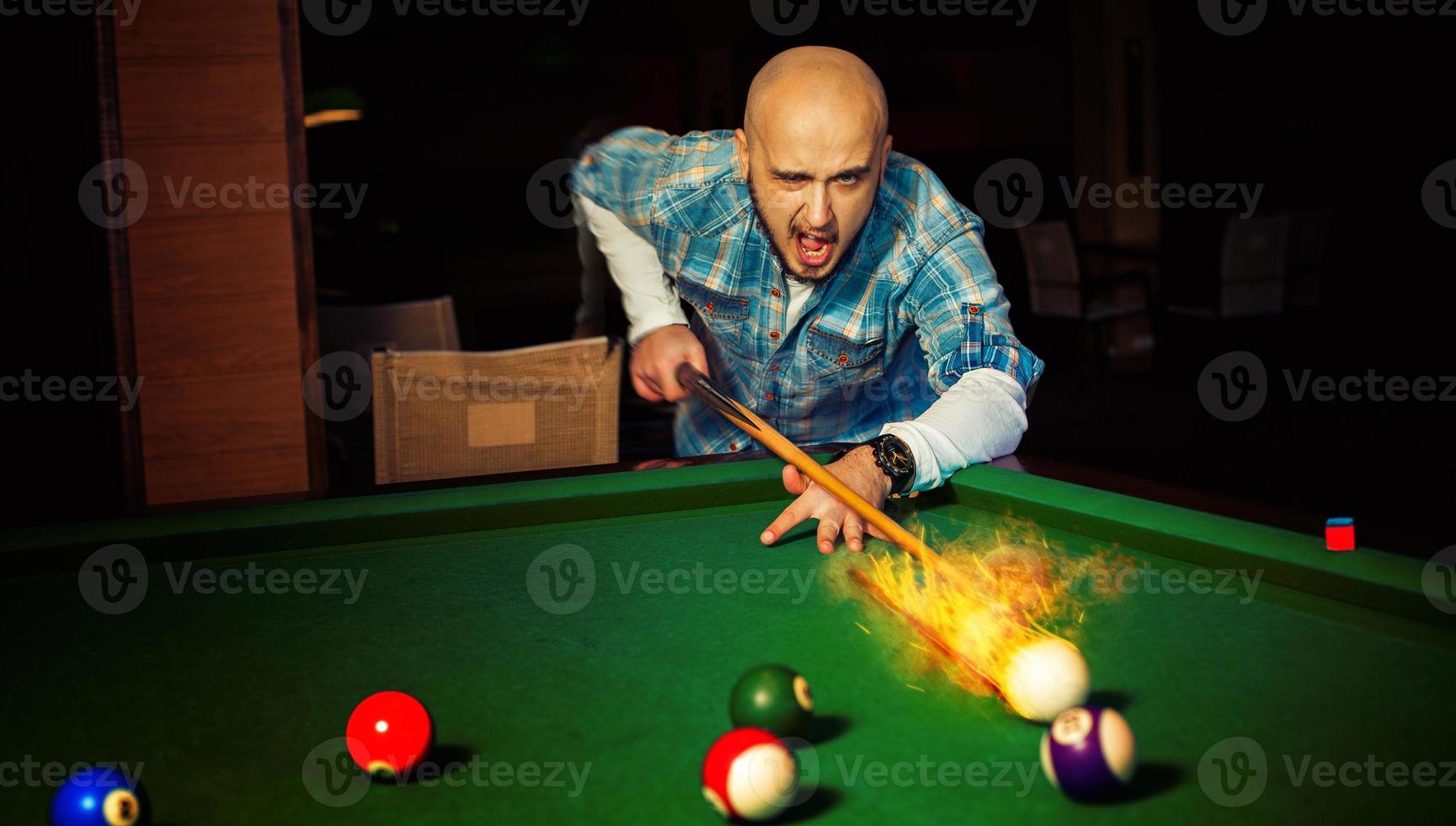 Horizontales Foto Wütender Mann trifft Feuerball beim Billard