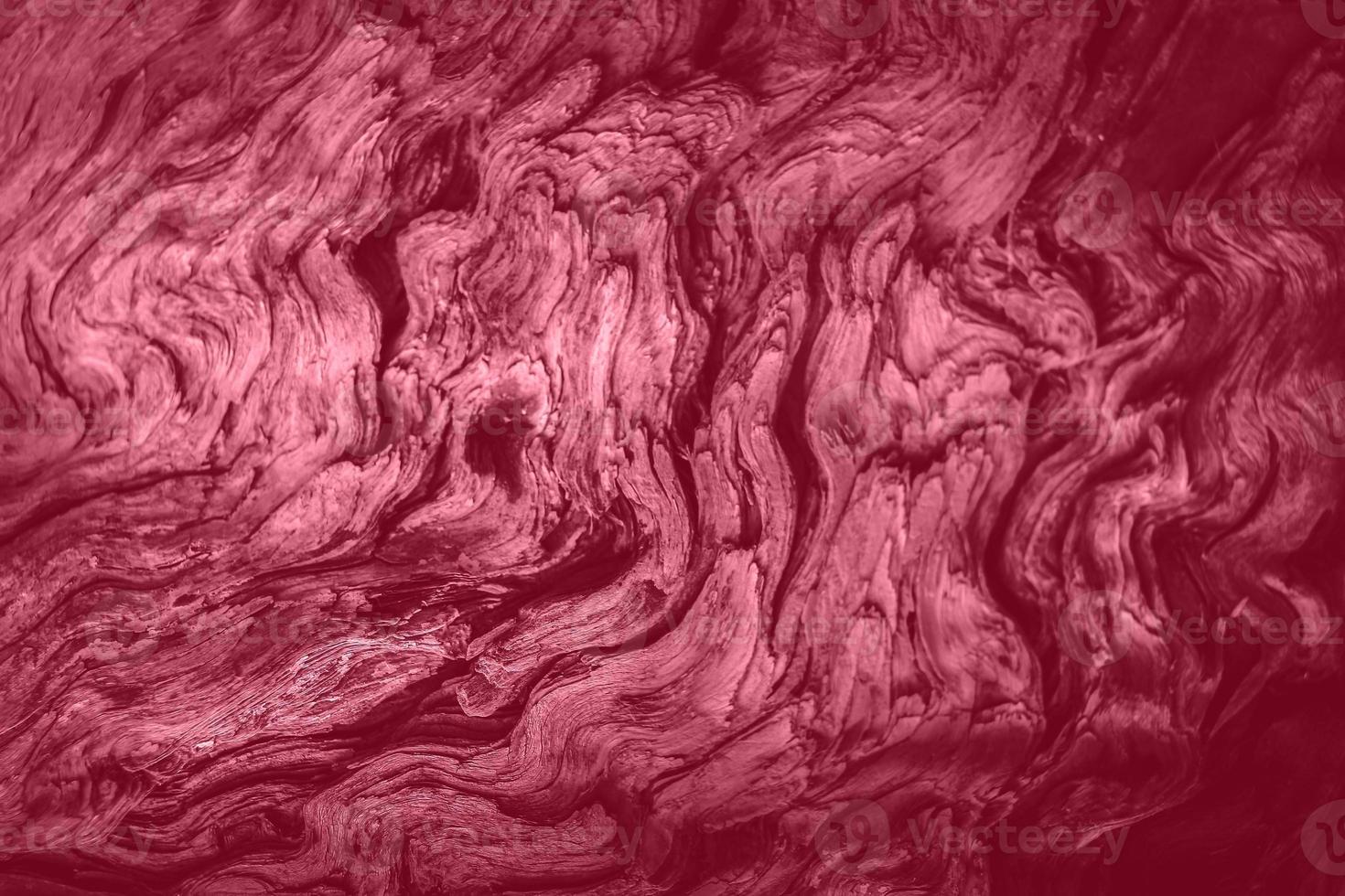 mysteriöser grunge hölzerner hintergrund, der in farbe 2023 viva magenta tont. foto