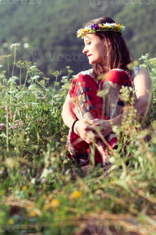 Hippie-Mädchen in der Natur foto