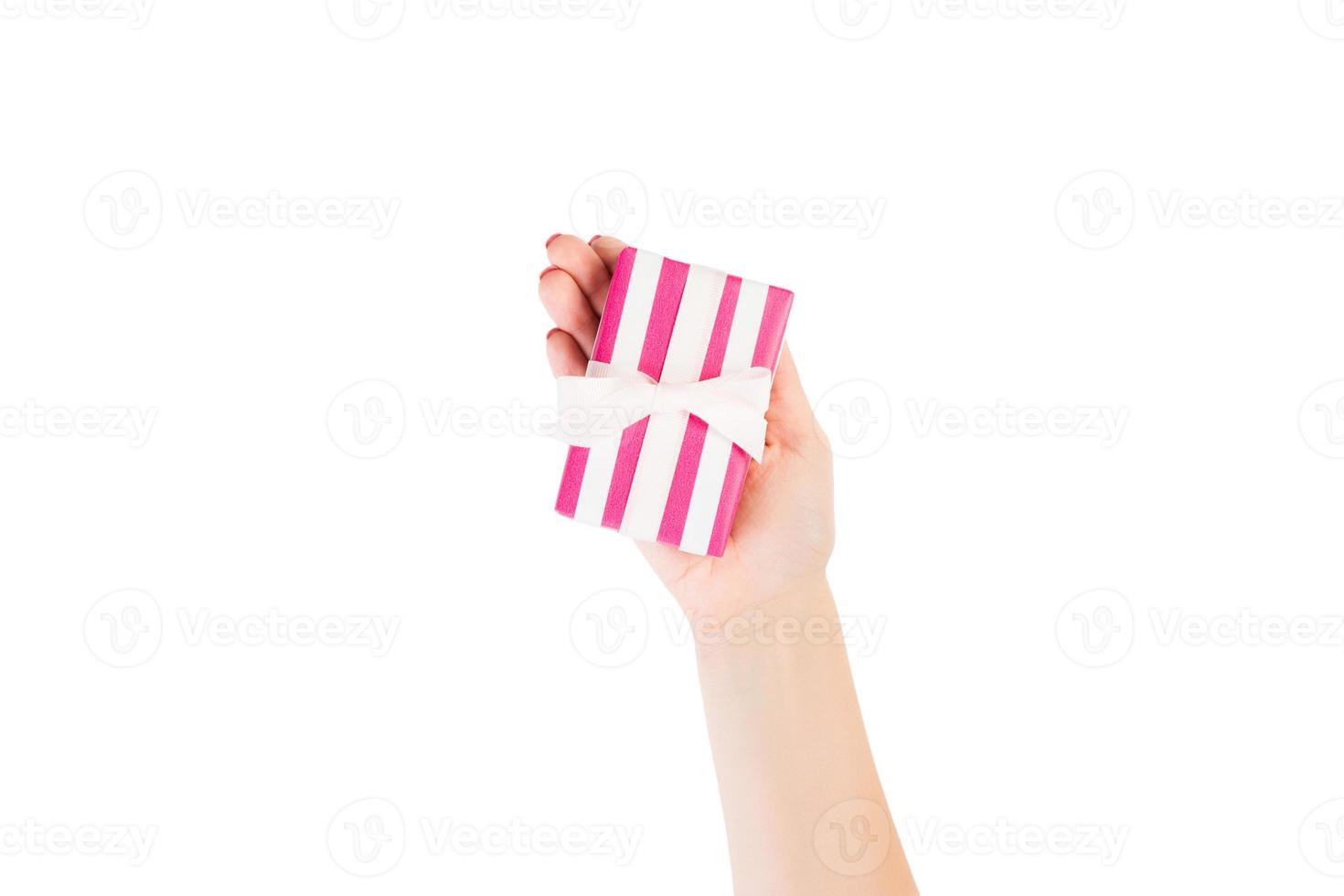 frauenhände geben eingewickeltes weihnachts- oder anderes handgemachtes geschenk in rosa papier mit weißem band. isoliert auf weißem Hintergrund, Ansicht von oben. Thanksgiving-Geschenkbox-Konzept foto