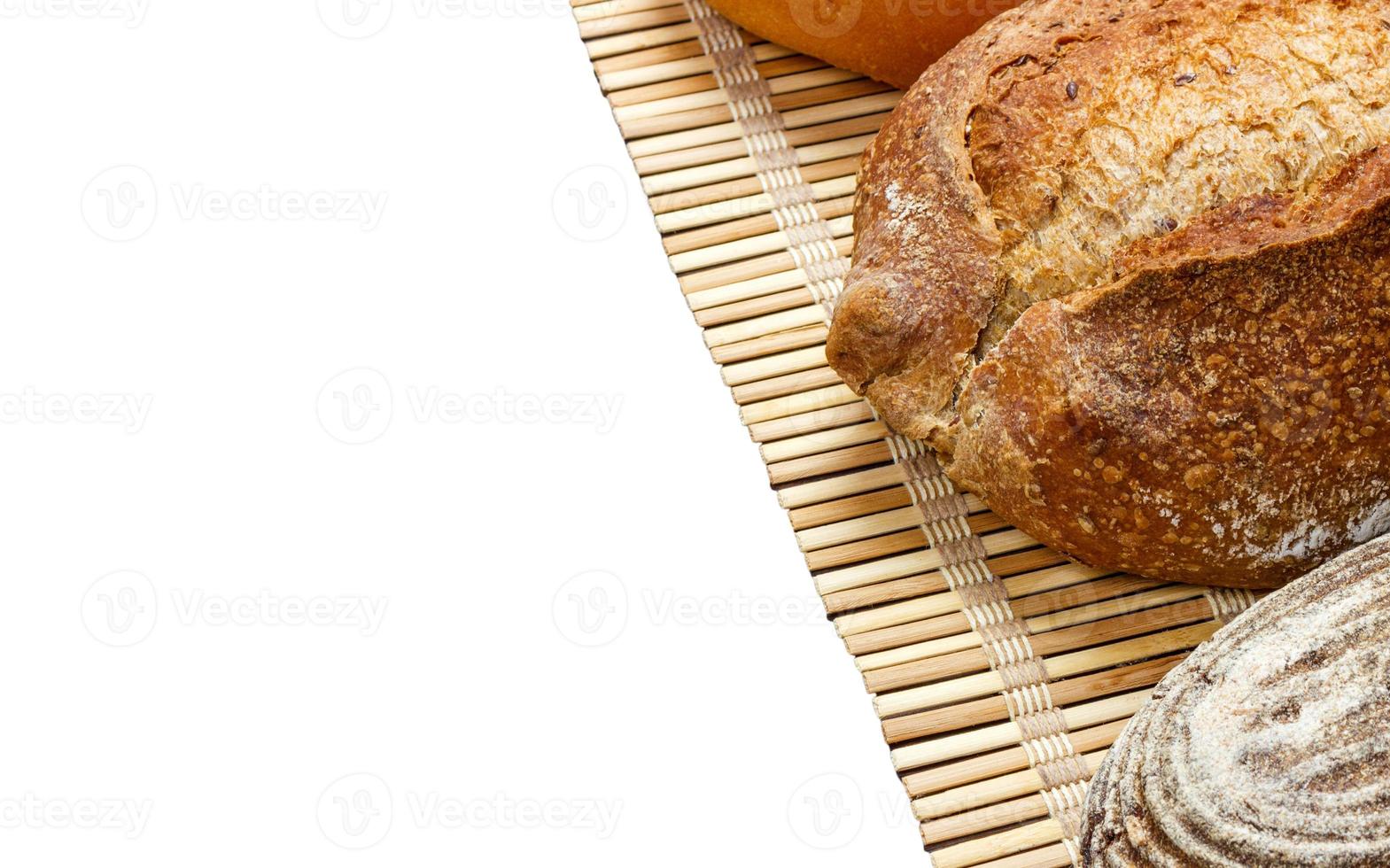 geröstetes Bio-Laib französisches Brot auf Holzbrett isoliert auf weiß foto