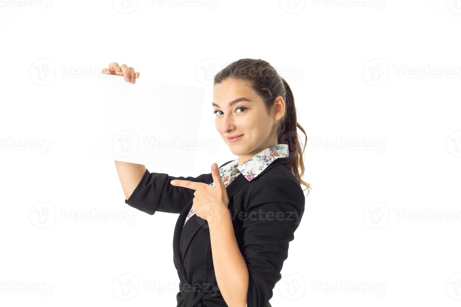 Frau in Uniform mit weißem Schild in den Händen foto