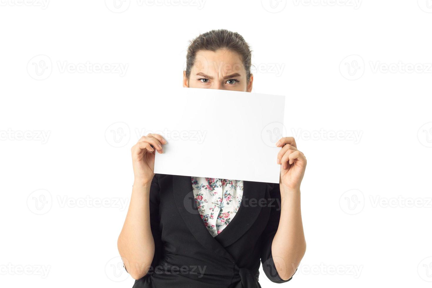 Frau in Uniform mit weißem Schild in den Händen foto