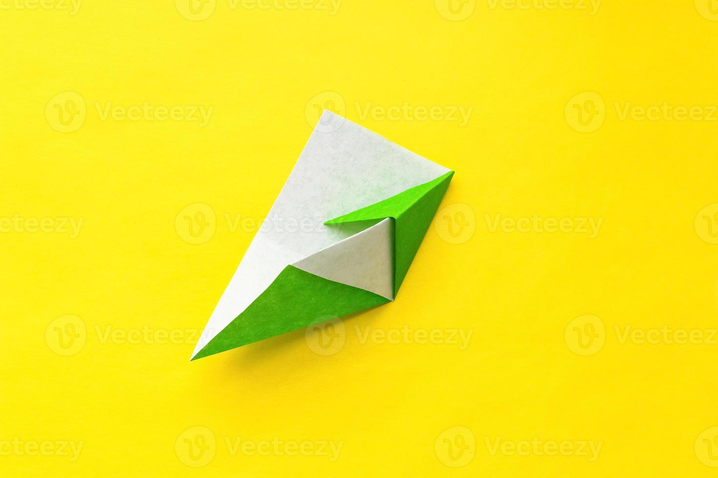 Schritt-für-Schritt-Fotoanleitung, wie man Origami-Papier-Lesezeichen-Frosch herstellt. einfaches diy mit kinderkonzept für kinder. foto