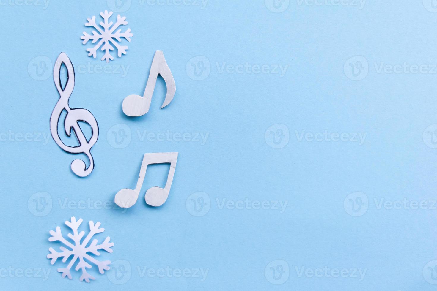 komposition mit notizen und weihnachtsschmuck auf blauem hintergrund foto