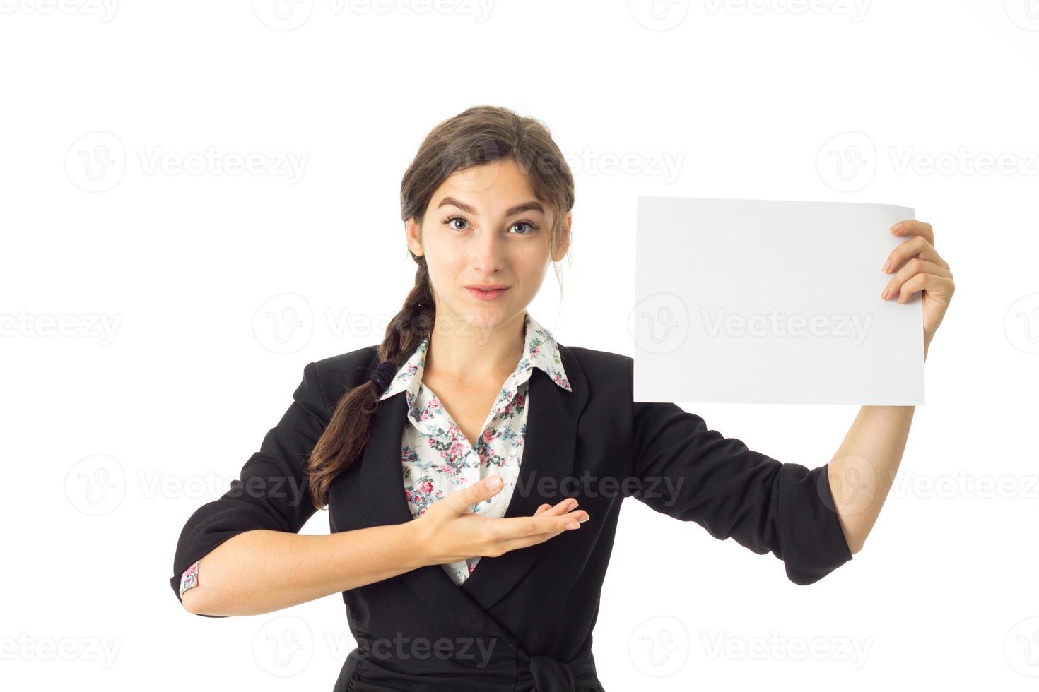 Frau in Uniform mit weißem Schild in den Händen foto