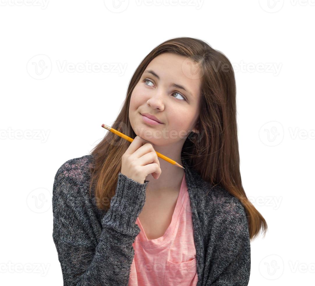 hübsches Mischlingsmädchen, das mit Bleistift denkt foto