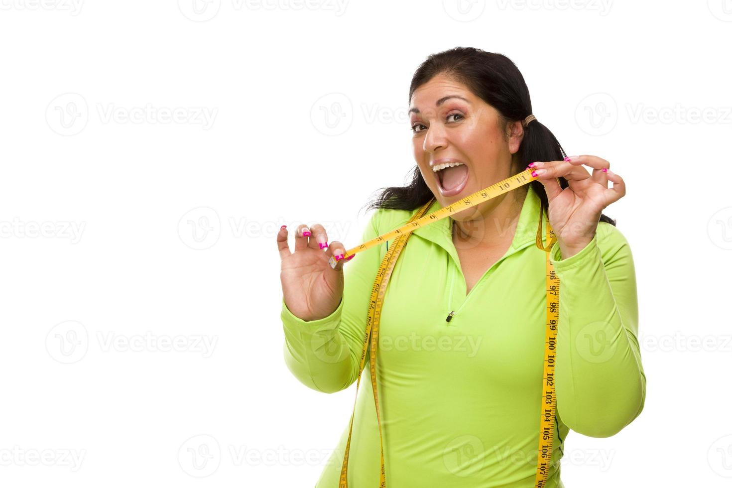 hispanische Frau in Trainingskleidung mit Maßband foto