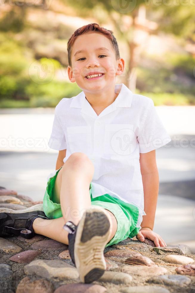 Outdoor-Porträt eines biracial chinesischen und kaukasischen Jungen. foto