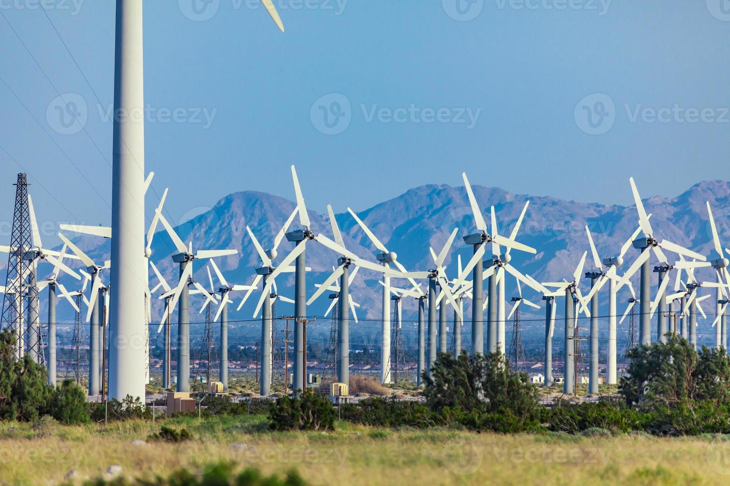 Dramatischer Windturbinenpark in der Wüste von Kalifornien. foto