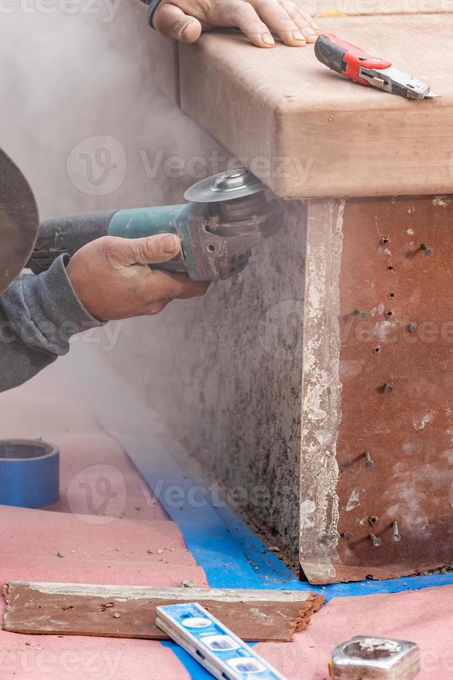 Bauarbeiter mit Schleifer auf der Baustelle foto