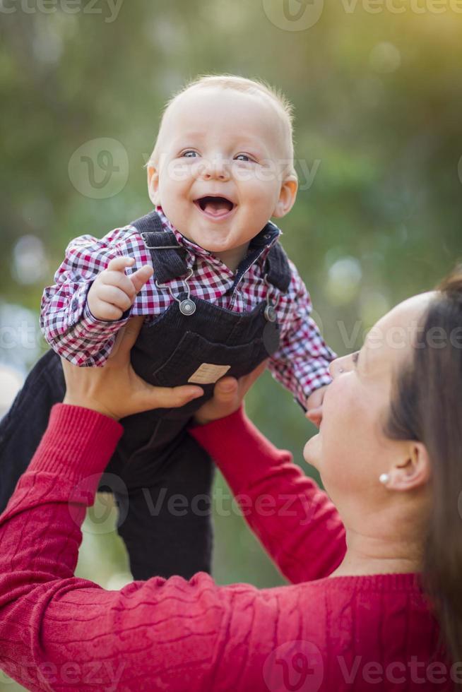 kleiner Junge hat Spaß mit Mama im Freien foto
