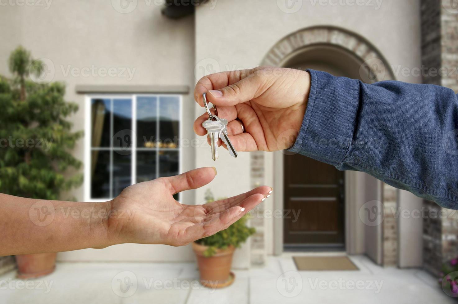 Übergabe der Hausschlüssel vor dem neuen Zuhause foto