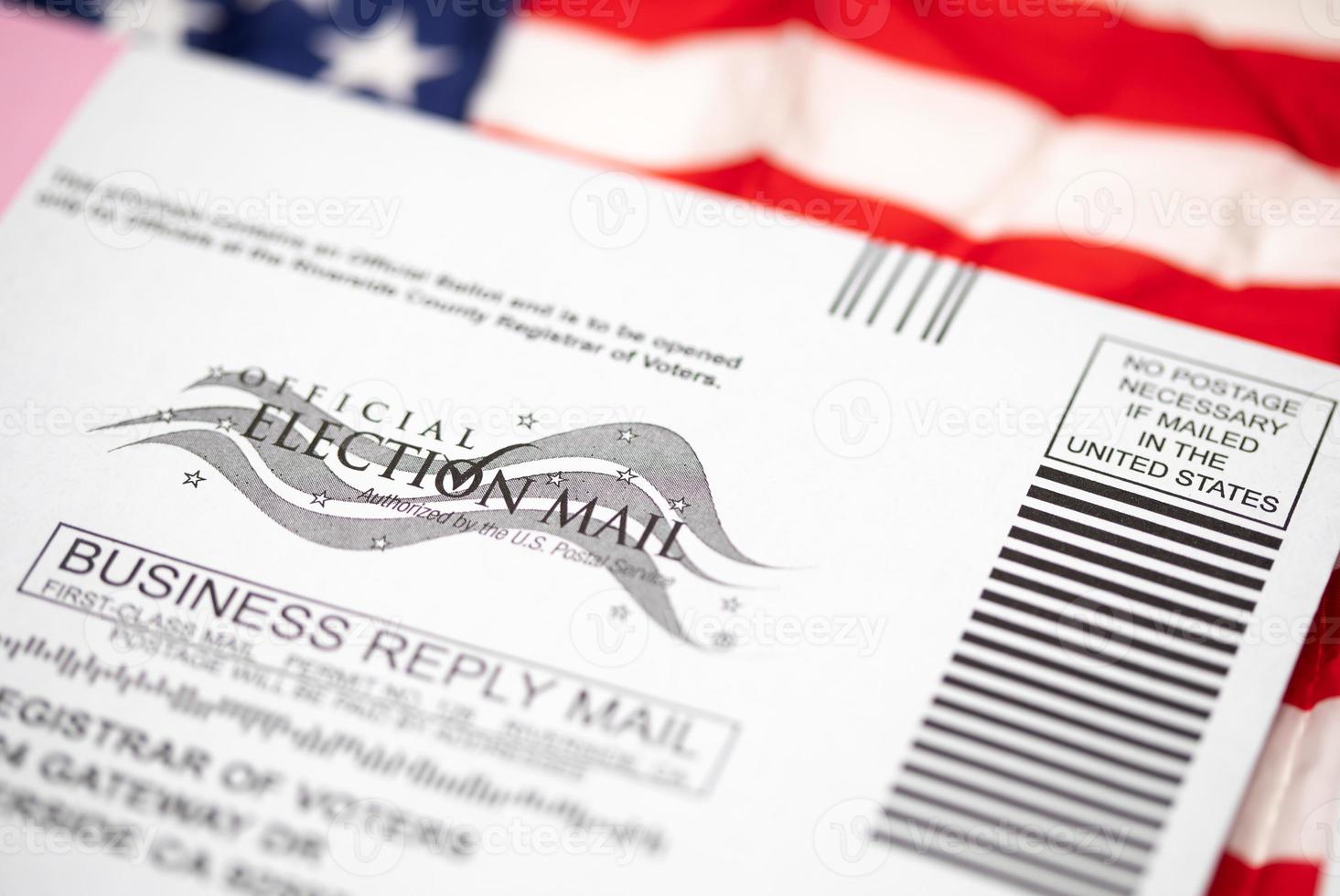 Abstimmung per Briefumschlag auf amerikanische Flagge legen foto