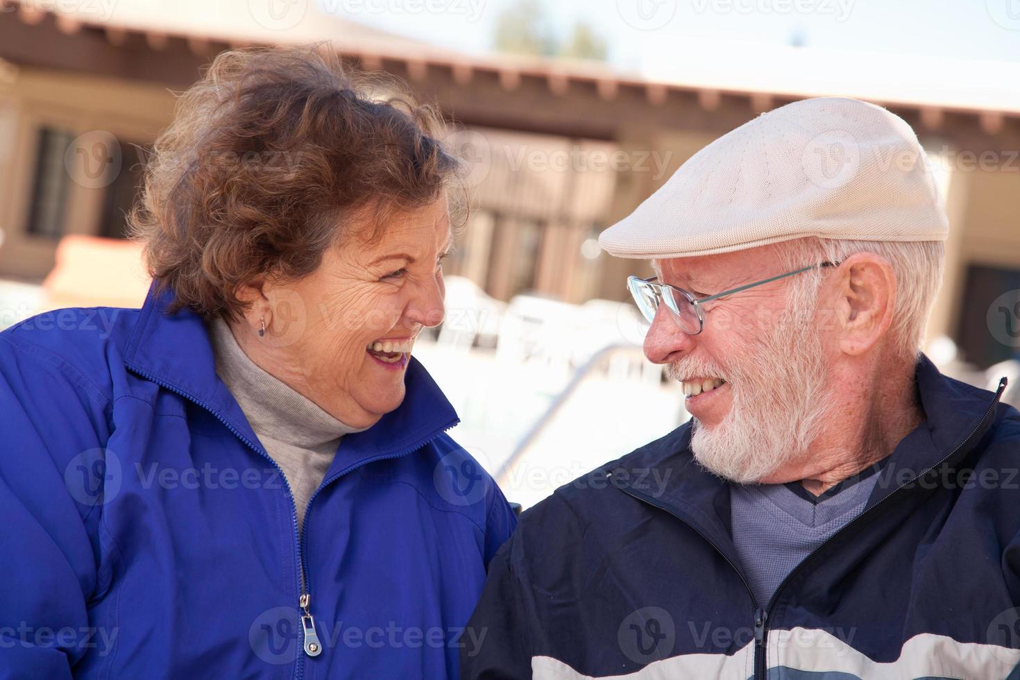 glückliches älteres erwachsenes Paar im Freien gebündelt foto