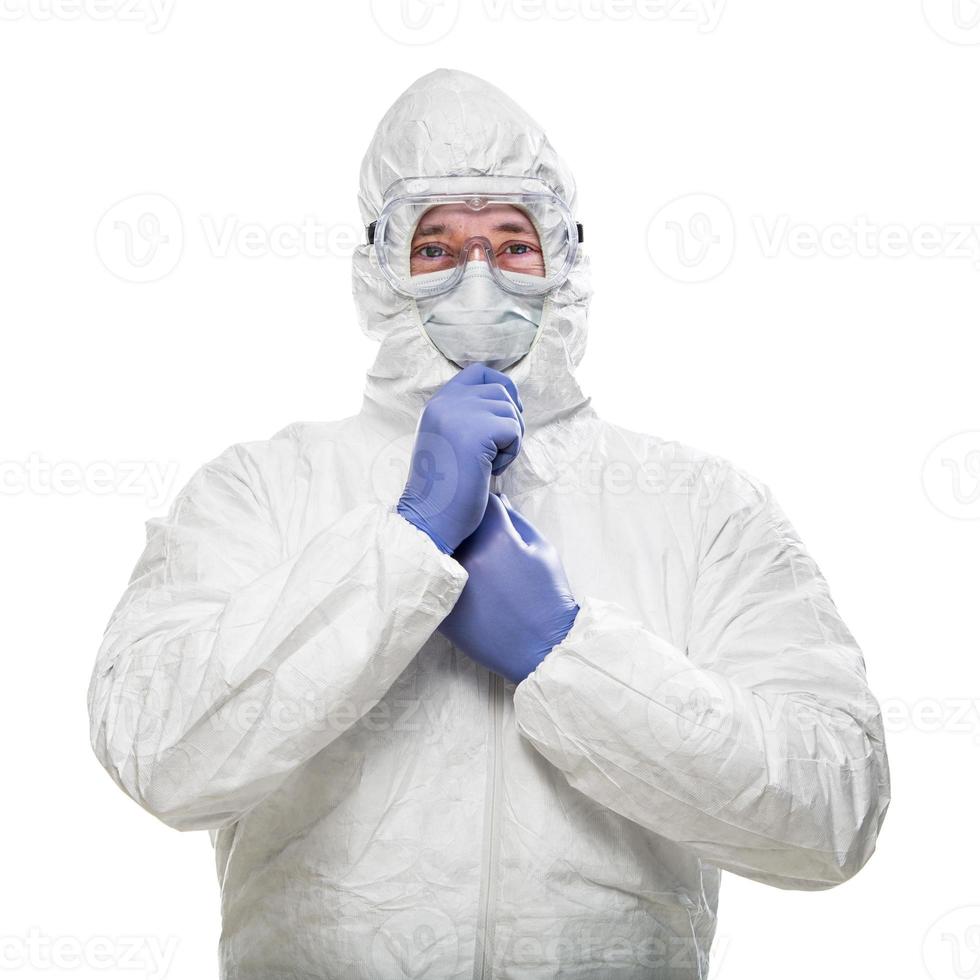 Mann mit Hazmat-Anzug, Schutzbrille und medizinischer Gesichtsmaske isoliert auf Weiß foto