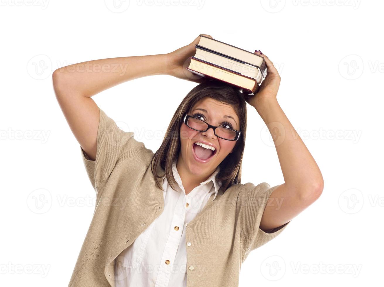 ethnischer Student mit Büchern auf dem Kopf über Weiß foto