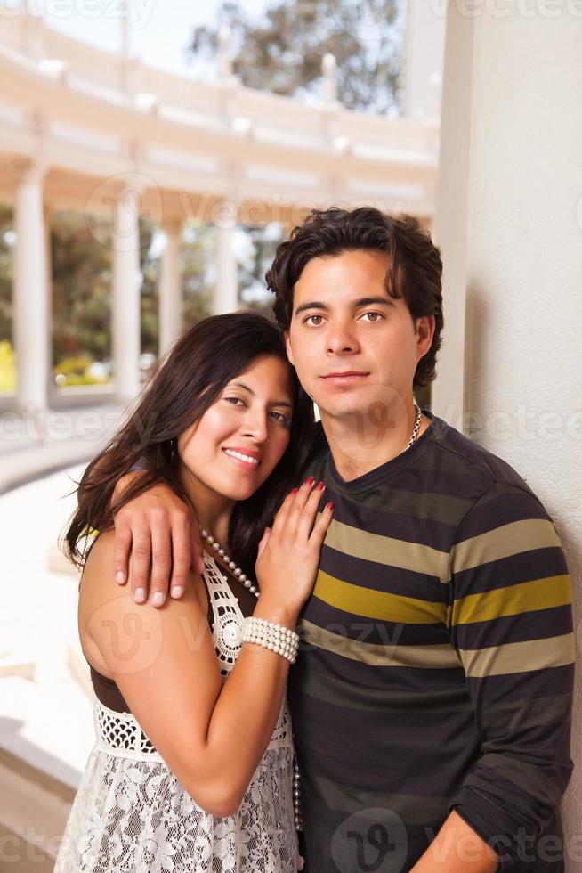 attraktives hispanisches Paarporträt im Freien foto